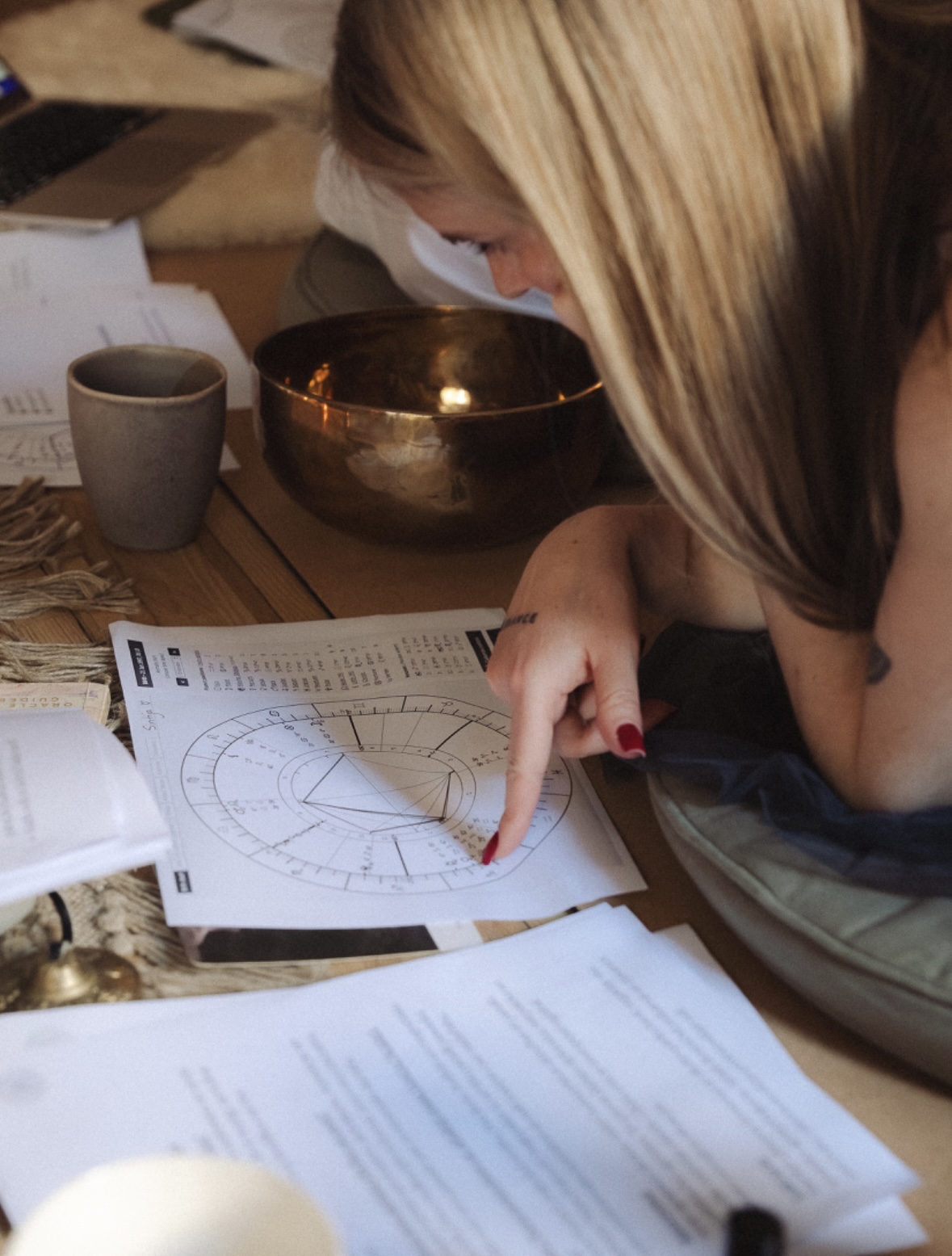Madlēna aplūko astroloģisko karti