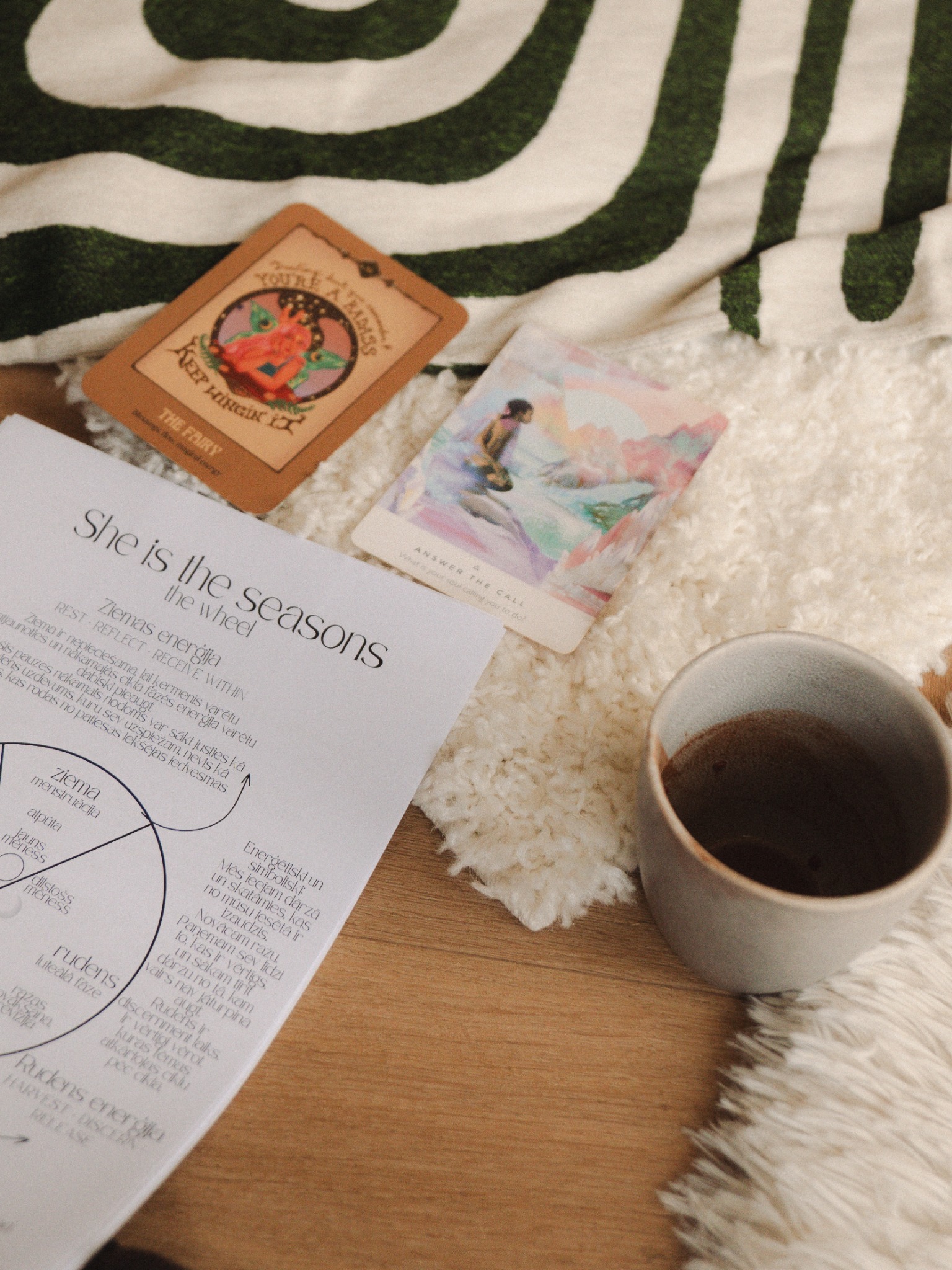 She Is The Seasons ceļvedis, kārtis un kakao rituāla noskaņā